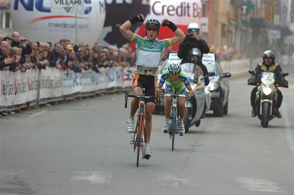 Niemiec wins stage 3